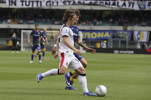 AC Milan lucio s.sLuka Modric of AC Milan battle for the ball with Domagoj Bradaric of Hellas Verona FC during Hellas Verona FC vs AC Milan, 33Â° Serie A Enilive 2025-26 game at Marcantonio Bentegodi stadium in Verona (VR), Italy, on April 19, 2026.  Copyright: xDavidexCasentini IPAxSportx xipa-agency.netx xx IPA_74077929 IPA_Agency_IPA74077929