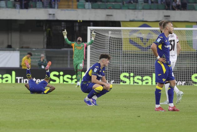Hellas Veorna players expresses disappointment at the end of Hellas Verona FC vs AC Milan, 33Â° Serie A Enilive 2025-26 game at Marcantonio Bentegodi stadium in Verona (VR), Italy, on April 19, 2026.  Copyright: xDavidexCasentini IPAxSportx xipa-agency.netx xx IPA_74077941 IPA_Agency_IPA74077941