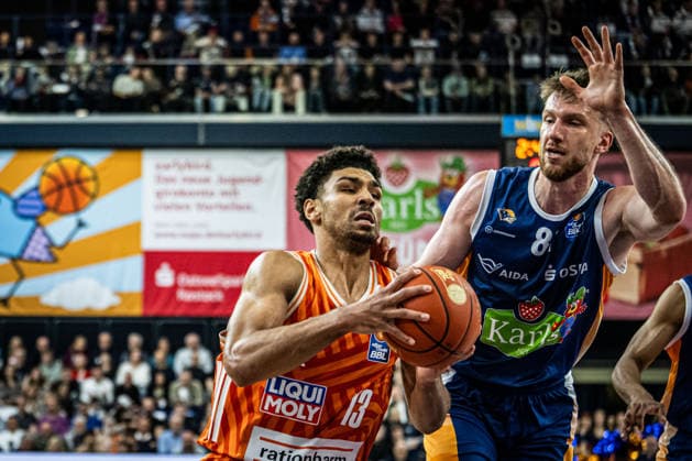Rostock, Germany 19 April 2026 1 BBL 2025 2026 Sp 30 Rostock Seawolves vs ratiopharm ulm Pictured from left in a duel Mark Smith ratiopharm Ulm and Kassim Nicholson Rostock Seawolves Copyright: xFotostandx xVoelkerx