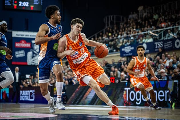 Rostock, Germany 19 April 2026 1 BBL 2025 2026 Sp 30 Rostock Seawolves vs ratiopharm ulm Pictured from left in duel D Shawn Schwartz Rostock Seawolves and Diego Garavaglia ratiopharm Ulm Copyright: xFotostandx xVoelkerx