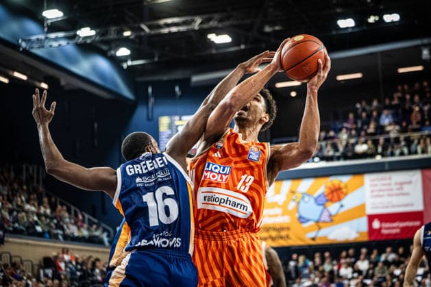 Rostock, Germany 19 April 2026 1 BBL 2025 2026 Sp 30 Rostock Seawolves vs ratiopharm ulm Pictured from left in a duel Phillip Greene IV Rostock Seawolves and Mark Smith ratiopharm Ulm Copyright: xFotostandx xVoelkerx