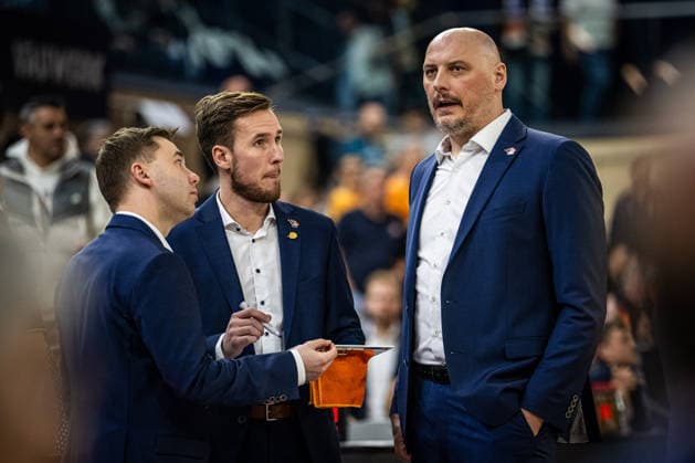 Rostock, Germany 19 April 2026 1 BBL 2025 2026 Sp 30 Rostock Seawolves vs ratiopharm ulm Pictured 1 from right Przemyslaw Frasunkiewicz Rostock Seawolves with his coaching team Copyright: xFotostandx xVoelkerx