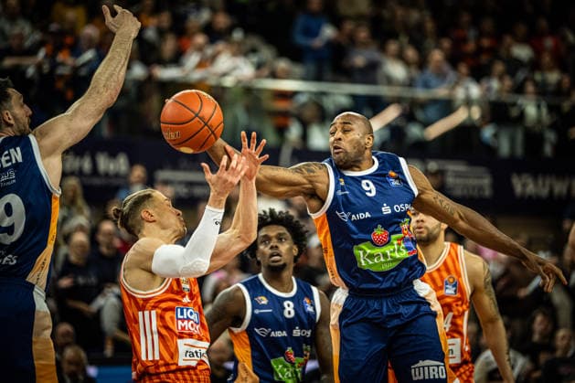 Rostock, Germany 19 April 2026 1 BBL 2025 2026 Sp 30 Rostock Seawolves vs ratiopharm ulm In the picture from left in the duel Thomas Klepeisz ratiopharm Ulm and DeAndre Lansdowne Rostock Seawolves Copyright: xFotostandx xVoelkerx