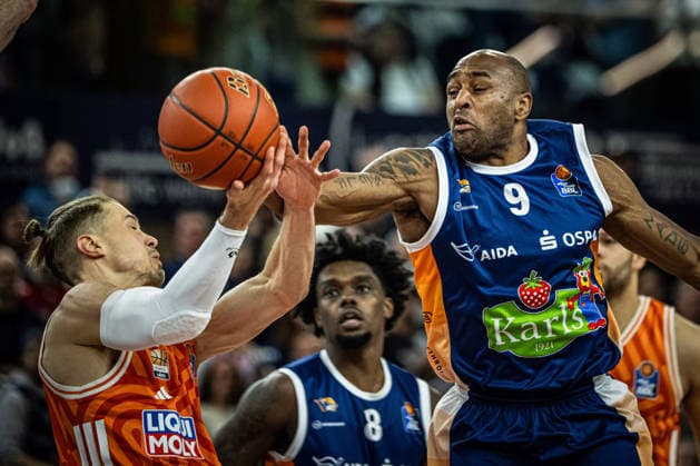 Rostock, Germany 19 April 2026 1 BBL 2025 2026 Sp 30 Rostock Seawolves vs ratiopharm ulm In the picture from left in the duel Thomas Klepeisz ratiopharm Ulm and DeAndre Lansdowne Rostock Seawolves Copyright: xFotostandx xVoelkerx