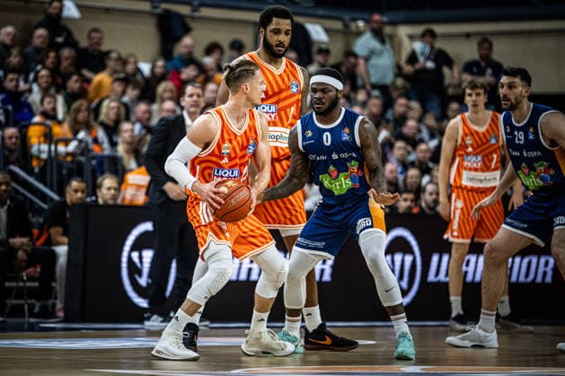 Rostock, Germany 19 April 2026 1 BBL 2025 2026 Sp 30 Rostock Seawolves vs ratiopharm ulm In the picture from left Thomas Klepeisz ratiopharm Ulm and TJ Crockett Jr Rostock Seawolves Copyright: xFotostandx xVoelkerx