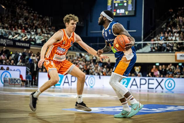 Rostock, Germany 19 April 2026 1 BBL 2025 2026 Sp 30 Rostock Seawolves vs ratiopharm ulm Pictured from left in a duel Tobias Jensen ratiopharm Ulm and TJ Crockett Jr Rostock Seawolves Copyright: xFotostandx xVoelkerx