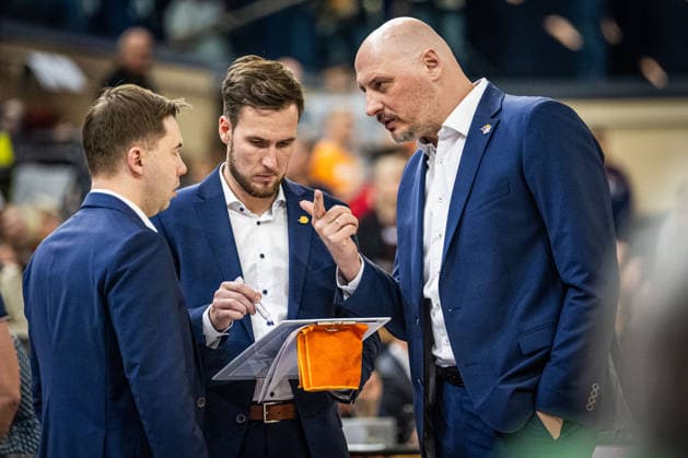 Rostock, Germany 19 April 2026 1 BBL 2025 2026 Sp 30 Rostock Seawolves vs ratiopharm ulm Pictured 1 from right Przemyslaw Frasunkiewicz Rostock Seawolves with his coaching team Copyright: xFotostandx xVoelkerx