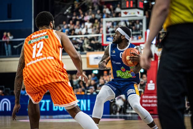 Rostock, Germany 19 April 2026 1 BBL 2025 2026 Sp 30 Rostock Seawolves vs ratiopharm ulm In the picture 2 from left TJ Crockett Jr Rostock Seawolves with ball, Copyright: xFotostandx xVoelkerx