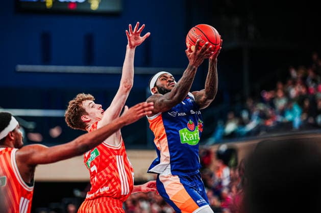 Tobias Jensen Ratiopahrm Ulm, 07 , TJ Crockett Jr Rostock Seawolves, 00 GER, Rostock Seawolves vs Ratiopharm Ulm, Basketball, Bundesliga, Matchday 30, Season 2025 2026, 19 04 2026 GER, Rostock Seawolves vs Ratiopharm Ulm, Basketball, Bundesliga, Matchday 30, Season 2025 2026, 19 04 2026 Rostock Copyright: xEibner-Pressefoto MarcelxvonxFehrnx EP_MFN