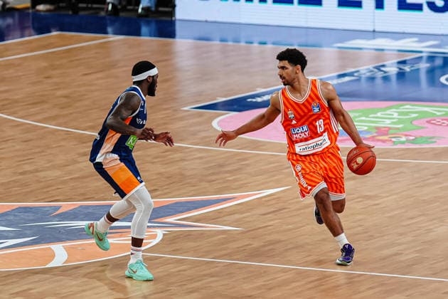 TJ Crockett Jr Rostock Seawolves, 00 , Mark Smith Ratiopahrm Ulm, 13 GER, Rostock Seawolves vs Ratiopharm Ulm, Basketball, Bundesliga, Matchday 30, Season 2025 2026, 19 04 2026 GER, Rostock Seawolves vs Ratiopharm Ulm, Basketball, Bundesliga, Matchday 30, Season 2025 2026, 19 04 2026 Rostock Copyright: xEibner-Pressefoto MarcelxvonxFehrnx EP_MFN