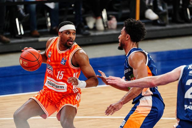 Justin Simon Ratiopahrm Ulm, 15 , DÂ Shawn Schwartz Rostock Seawolves, 05 GER, Rostock Seawolves vs Ratiopharm Ulm, Basketball, Bundesliga, Matchday 30, Season 2025 2026, 19 04 2026 GER, Rostock Seawolves vs Ratiopharm Ulm, Basketball, Bundesliga, Matchday 30, Season 2025 2026, 19 04 2026 Rostock Copyright: xEibner-Pressefoto MarcelxvonxFehrnx EP_MFN