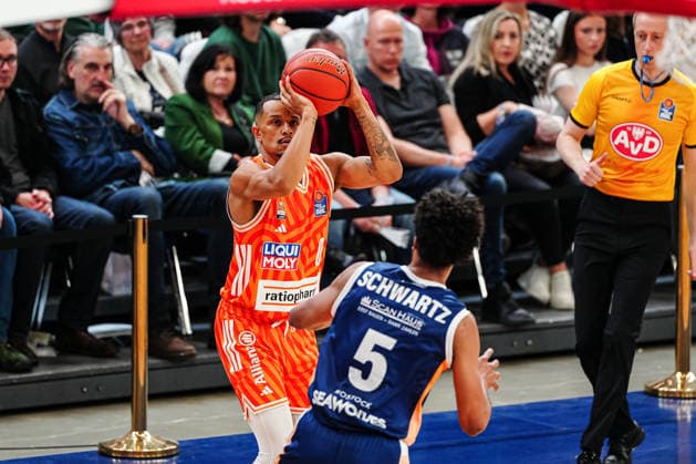 Throw Nelson Weidemann Ratiopahrm Ulm, 00 GER, Rostock Seawolves vs Ratiopharm Ulm, Basketball, Bundesliga, Matchday 30, Season 2025 2026, 19 04 2026 GER, Rostock Seawolves vs Ratiopharm Ulm, Basketball, Bundesliga, Matchday 30, Season 2025 2026, 19 04 2026 Rostock Copyright: xEibner-Pressefoto MarcelxvonxFehrnx EP_MFN
