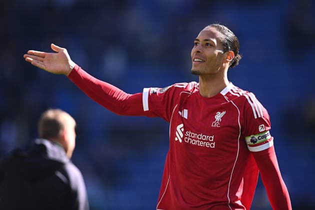 Everton v Liverpool, Premier League Virgil van Dijk of Liverpool gestures to the away support after the Everton v Liverpool Premier League match at the Hill Dickinson Stadium, Liverpool, England on 19 April 2026 Credit: Ben Roberts Every Second Media Editorial use only. All images are copyright Every Second Media Limited. No images may be reproduced without prior permission. All rights reserved. Premier League and Football League images are subject to licensing agreements with Football DataCo Limited. see https: www.football-dataco.com Copyright: xIMAGO EveryxSecondxMediax ESM-1928-0052 BenxRobertsx xEveryxSecondxMediax