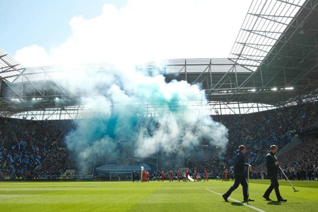 Everton gegen Liverpool 19. April 2026, Liverpool Premier League Fußball Everton gegen Liverpool Ein Platzwart steht und beobachtet das Geschehen Foto Jacques Feeney Abseits Liverpool UK  Copyright: xJacquesxFeeneyx xOffsidexOffside