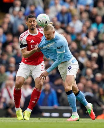 Manchester, England, 19th April 2026. William Saliba of Arsenal (l) tussles with Erling Haaland of Manchester City (r) during the Manchester City vs Arsenal Premier League match at the Etihad Stadium, Manchester. Picture credit should read: Andrew Yates Sportimage EDITORIAL USE ONLY. No use with unauthorised audio, video, data, fixture lists, club league logos or live services. Online in-match use limited to 120 images, no video emulation. No use in betting, games or single club league player publications. SPI_030_AY_Man_City_Arsenal SPI-4704-0030