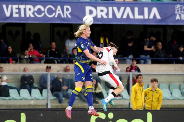 Verona™s Andrias Edmundsson AC Milan s Alexis Saelemaekers the Serie A soccer match between Hellas Verona and A.C. Milan at the Bentegodi Stadium in Verona, north west Italy - Sunday , April 19 , 2026. - Soccer .  Copyright: xPaolaxGarbuio Lapressex