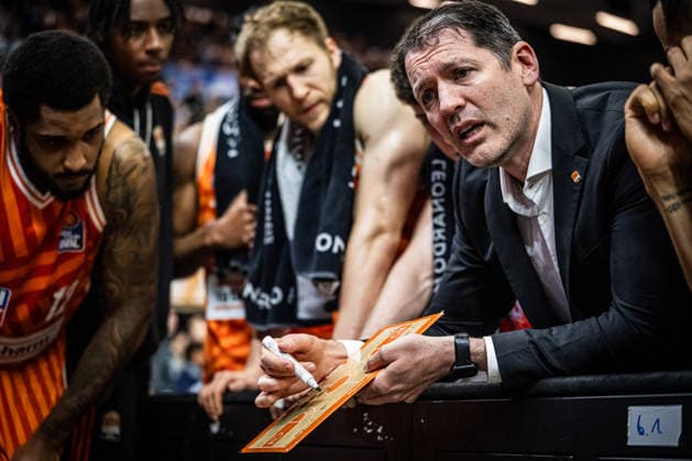Rostock, Germany 19 April 2026 1 BBL 2025 2026 Sp 30 Rostock Seawolves vs ratiopharm ulm In the picture Ty Harrelson ratiopharm Ulm with the team during a timeout Copyright: xFotostandx xVoelkerx