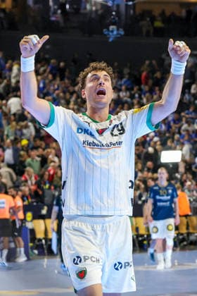 19 04 2026, xsscx, Handball, DHB Pokal Lidl Final4, Match for 3rd place, TBV Lemgo Lippe SC Magdeburg, Season 2025 2026 Men, Lanxess Arena, Cologne Max Darj Füchse Berlin 05 and Lukas Herburger Füchse Berlin 29 cheer on the fans Photo xSandraxScherningxPressefotoKochx Nordrhein Westfalen Germany