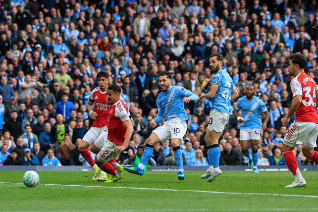 Manchester City v Arsenal, Premier League GOAL.Rayan Cherki (10) of Manchester City scores to make it 1-0 during the Premier League match between Manchester City and Arsenal at the Etihad Stadium, Manchester, UK on 19 April 2026. Manchester Etihad Stadium Manchester UK Editorial use only DataCo restrictions apply See www.football-dataco.com , Copyright: xConorxMolloyx PSI-24102-0031
