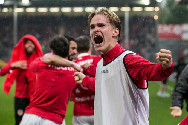 Cottbus, Deutschland 19. April 2026: 3. Liga - 2025 2026 - Sp. 34 - FC Energie Cottbus gegen Rot-Weiss Essen Im Bild: Lukas Michelbrink (Energie Cottbus) jubelt über das Tor zum 5:3 DFB regulations prohibit any use of photographs as image sequences and or quasi-video. LEAG Energie Stadion Brandenburg *** Cottbus, Germany 19 April 2026 3 Liga 2025 2026 Sp 34 FC Energie Cottbus v Rot Weiss Essen In picture Lukas Michelbrink Energie Cottbus celebrates the goal for the 5 3 DFB regulations prohibit any use of photographs as image sequences and or quasi video LEAG Energie Stadion Brandenburg Copyright: xFotostandx xWeilandx