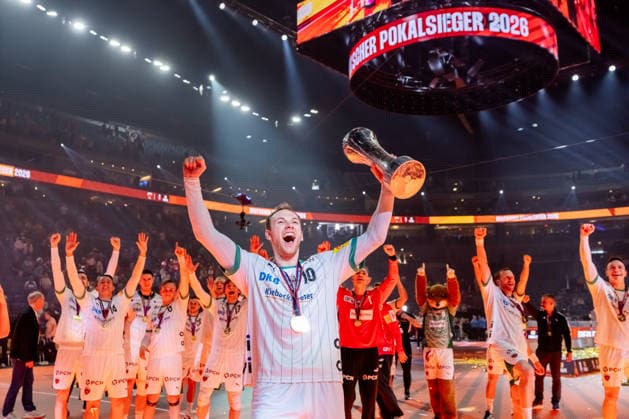 Cologne, 19 04 2026, Handball, Men, Lidl Final4, DHB Cup, Final, Füchse Berlin Bergischer HC Mathias Gidsel Füchse Berlin, 19 with the cup in front of the fans Cologne Lanxess Arena NRW Germany