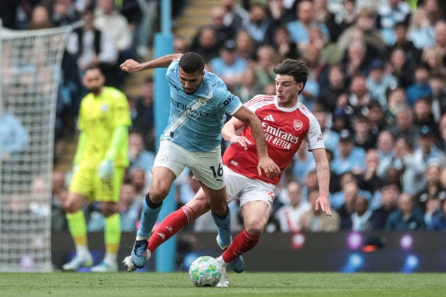 Premier League: Manchester City v Arsenal Rodrigo of Manchester City is fouled by Declan Rice of Arsenal during the Premier League match Manchester City vs Arsenal at Etihad Stadium, Manchester, United Kingdom on 19 April 2026 (Photo by Mark Cosgrove News Images) Manchester Etihad Stadium Greater Manchester United, ManU Kingdom Copyright: xMarkxCosgrove NewsxImagesx