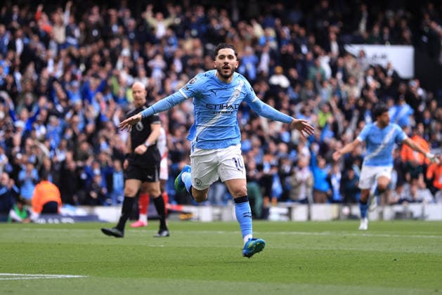 Fußball Premier League Manchester City gegen Arsenal 19. April 2026 Premier League Manchester City gegen Arsenal Rayan Cherki von Manchester City feiert sein erstes Tor vor den Arsenal-Fans Foto Simon Stacpoole Abseits Manchester UK  Copyright: xSimonxStacpoolexOffside