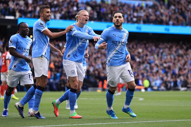 Fußball Premier League Manchester City gegen Arsenal 19. April 2026 Premier League Manchester City gegen Arsenal Rayan Cherki von Manchester City feiert sein erstes Tor vor den Arsenal-Fans Foto Simon Stacpoole Abseits Manchester UK  Copyright: xSimonxStacpoolexOffside