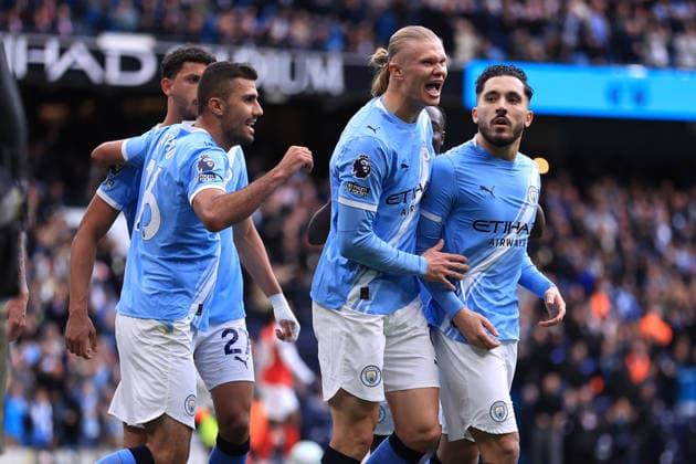 Fußball Premier League Manchester City gegen Arsenal 19. April 2026 Premier League Manchester City gegen Arsenal Rayan Cherki von Manchester City feiert sein erstes Tor vor den Arsenal-Fans Foto Simon Stacpoole Abseits Manchester UK  Copyright: xSimonxStacpoolexOffside