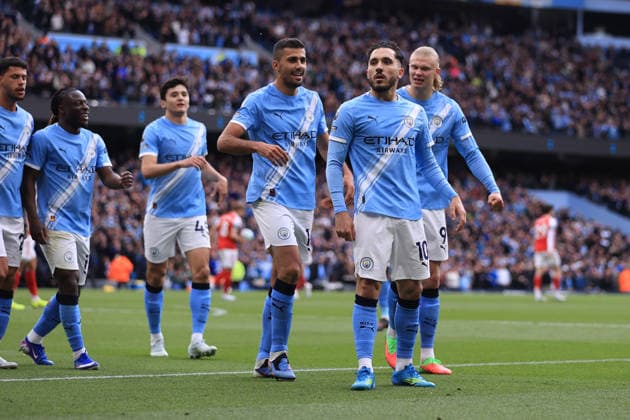 Fußball Premier League Manchester City gegen Arsenal 19. April 2026 Premier League Manchester City gegen Arsenal Rayan Cherki von Manchester City feiert sein erstes Tor vor den Arsenal-Fans Foto Simon Stacpoole Abseits Manchester UK  Copyright: xSimonxStacpoolexOffside