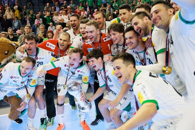 Winner selfie, award ceremony, winner photo Fuechse Berlin, cup, jubilation, joy, passion, success, emotion, enthusiasm, positive emotions GER, Fuechse Berlin vs Bergischer HC, handball, DHB Cup, LIDL Final4, final, season 2025 2026, 19 04 2026, GER, Fuechse Berlin vs Bergischer HC, handball, DHB Cup, LIDL Final4, final, season 2025 2026, 19 04 2026, Cologne Copyright: xEibnerxPressefoto OliverxSchmidtx EP_OST