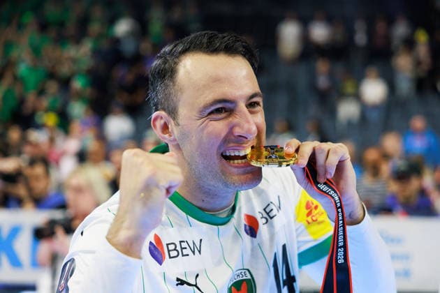 Aitor ARINO Fuechse Berlin, 14 , award ceremony, winner photo Fuechse Berlin, cup, jubilation, joy, passion, success, emotion, enthusiasm, positive emotions GER, Fuechse Berlin vs Bergischer HC, handball, DHB Pokal, LIDL Final4, final, season 2025 2026, 19 04 2026, GER, Fuechse Berlin vs Bergischer HC, handball, DHB Pokal, LIDL Final4, final, season 2025 2026, 19 04 2026, Cologne Copyright: xEibnerxPressefoto OliverxSchmidtx EP_OST