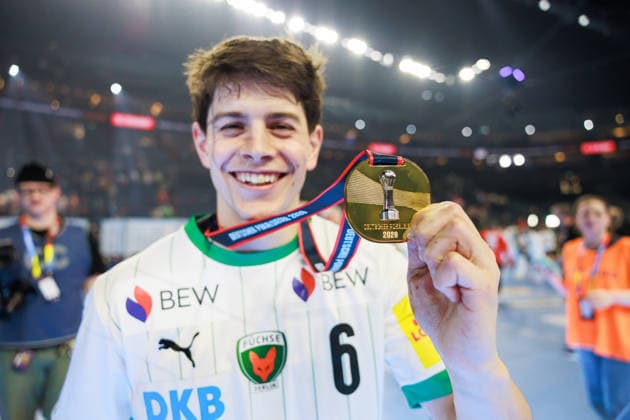 Leo PRANTNER Fuechse Berlin, 06 , award ceremony, winner photo Fuechse Berlin, cup, jubilation, joy, passion, success, emotion, enthusiasm, positive emotions GER, Fuechse Berlin vs Bergischer HC, handball, DHB Pokal, LIDL Final4, final, season 2025 2026, 19 04 2026, GER, Fuechse Berlin vs Bergischer HC, handball, DHB Pokal, LIDL Final4, final, season 2025 2026, 19 04 2026, Cologne Copyright: xEibnerxPressefoto OliverxSchmidtx EP_OST