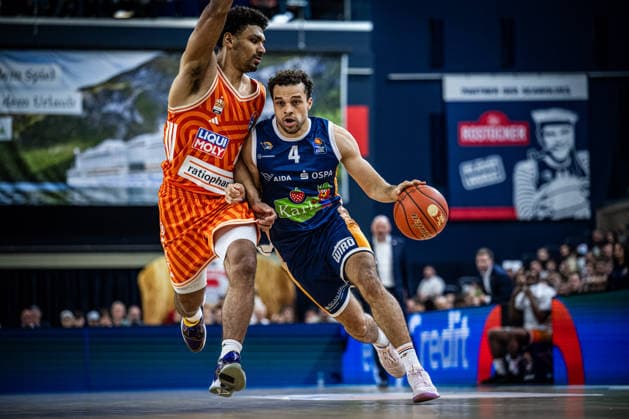 Rostock, Deutschland 19. April 2026: 1. BBL - 2025 2026 - Sp. 30 - Rostock Seawolves gegen ratiopharm ulm Im Bild: v. li. im Zweikampf Mark Smith (ratiopharm Ulm) und Elias Baggette (Rostock Seawolves) *** Rostock, Germany 19 April 2026 1 BBL 2025 2026 Sp 30 Rostock Seawolves vs ratiopharm ulm In the picture from left in the duel Mark Smith ratiopharm Ulm and Elias Baggette Rostock Seawolves Copyright: xFotostandx xVoelkerx