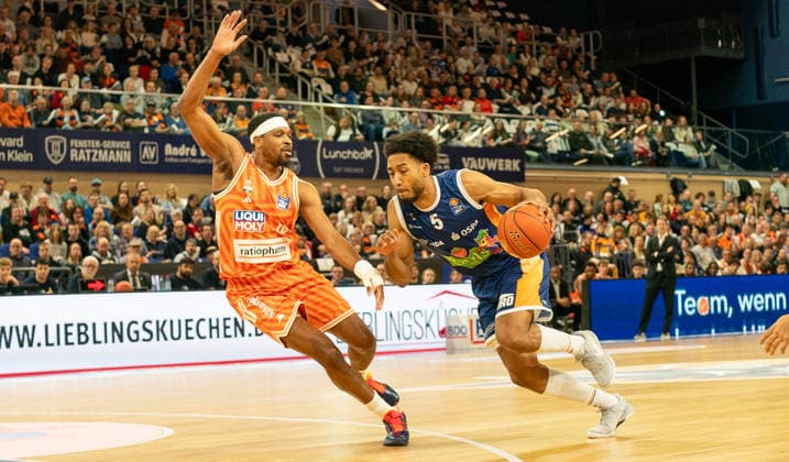 19 4 2026, Basketball, Men, easy credit BBL, easy credit Bundesliga, BBL, Bundesliga, 13 Matchday, Rostock Seawolves ratiopharm Ulm DÂ Shawn Schwartz Rostock Seawolves, re against Malik Osborne ratiopharm Ulm, li Rostock Stadthalle Mecklenburg Vorpommern Germany