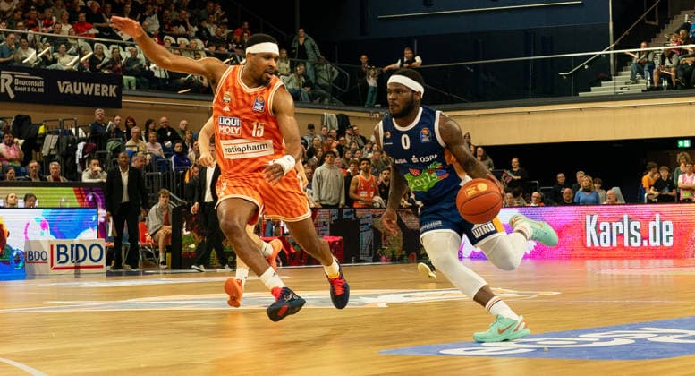 19 4 2026, Basketball, Men, easy credit BBL, easy credit Bundesliga, BBL, Bundesliga, 13 Matchday, Rostock Seawolves ratiopharm Ulm TJ Crockett jr Rostock Seawolves, re vs Justin Simon ratiopharm Ulm, li Rostock Stadthalle Mecklenburg Vorpommern Germany