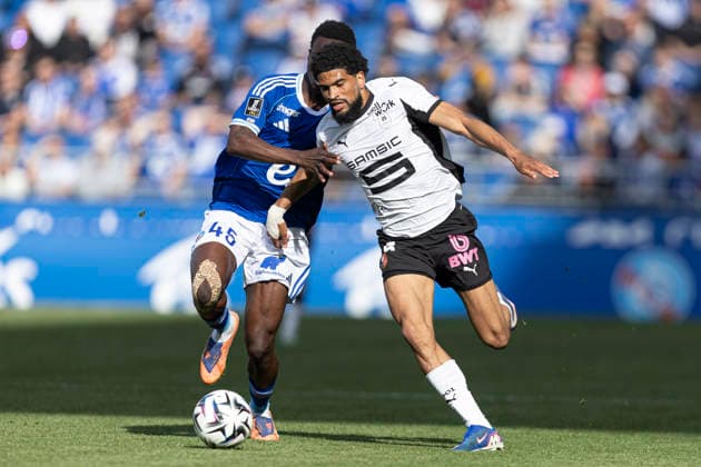 FOOTBALL : Racing de Strasbourg - Stade Rennes F. C - Ligue 1 - Stade de la Meinau - 19 04 2026 Cisse Amadou 45 Racing de Strasbourg et Mahdi Camara 45 Stade Rennes F. C  Copyright: xelyxandroxcegarrax