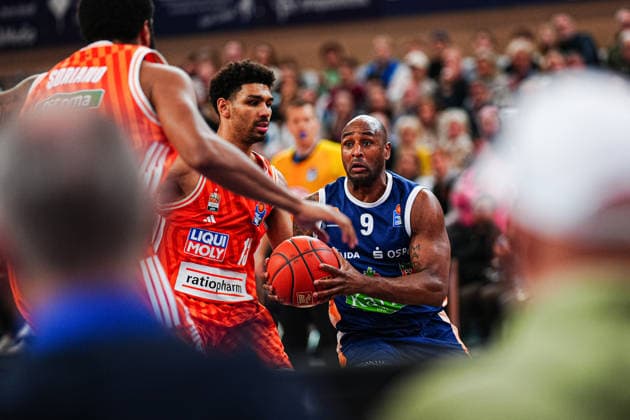 Mark Smith Ratiopahrm Ulm, 13 , DeAndre Lansdowne Rostock Seawolves, 09 GER, Rostock Seawolves vs Ratiopharm Ulm, Basketball, Bundesliga, Matchday 30, Season 2025 2026, 19 04 2026 GER, Rostock Seawolves vs Ratiopharm Ulm, Basketball, Bundesliga, Matchday 30, Season 2025 2026, 19 04 2026 Rostock Copyright: xEibner-Pressefoto MarcelxvonxFehrnx EP_MFN