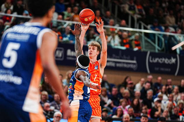 Throw Tobias Jensen Ratiopahrm Ulm, 07 GER, Rostock Seawolves vs Ratiopharm Ulm, Basketball, Bundesliga, Matchday 30, Season 2025 2026, 19 04 2026 GER, Rostock Seawolves vs Ratiopharm Ulm, Basketball, Bundesliga, Matchday 30, Season 2025 2026, 19 04 2026 Rostock Copyright: xEibner-Pressefoto MarcelxvonxFehrnx EP_MFN