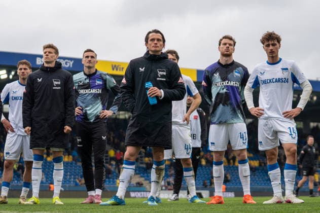 Deutschland: Fussball, 2. Bundesliga, 30. Spieltag 2025 26, Eintracht Braunschweig - Hertha BSC am 19.04. in Braunschweig, Eintracht-Stadion: Bei den Fans nach dem Spiel. Fabian Reese (Hertha BSC 11) Marton Dardai (Hertha BSC 31) Linus Gechter (Hertha BSC 44) Pascal Klemens (Hertha BSC 41) Maurice Krattenmacher (Hertha BSC 14) *** Germany Soccer, 2 Bundesliga, Matchday 30 2025 26, Eintracht Braunschweig Hertha BSC on 19 04 in Braunschweig, Eintracht Stadion With the fans after the match Fabian Reese Hertha BSC 11 Marton Dardai Hertha BSC 31 Linus Gechter Hertha BSC 44 Pascal Klemens Hertha BSC 41 Maurice Krattenmacher Hertha BSC 14 Copyright: xSvenxHeidmannx