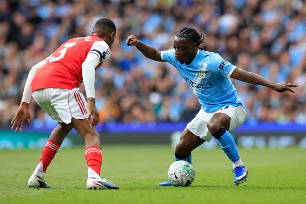 Manchester City v Arsenal, Premier League Jeremy Doku (11) of Manchester City is confronted by Christhian Mosquera (3) of Arsenal during the Premier League match between Manchester City and Arsenal at the Etihad Stadium, Manchester, UK on 19 April 2026. Manchester Etihad Stadium Manchester UK Editorial use only DataCo restrictions apply See www.football-dataco.com , Copyright: xConorxMolloyx PSI-24102-0045