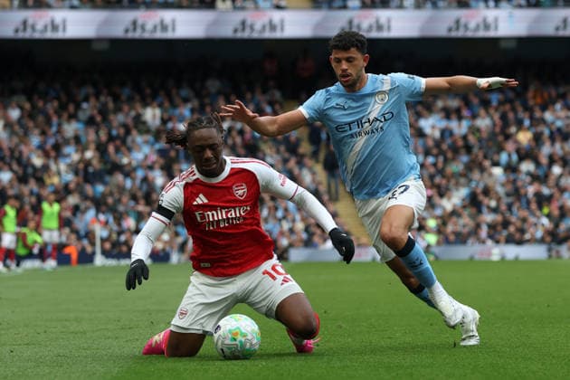 19th April 2026; Etihad Stadium, Manchester, Lancashire, England; Premier League Football, Manchester City versus Arsenal ; Eberechi Eze of Arsenal competes for the ball with Matheus Nunes of Manchester City DavidxBlunsden