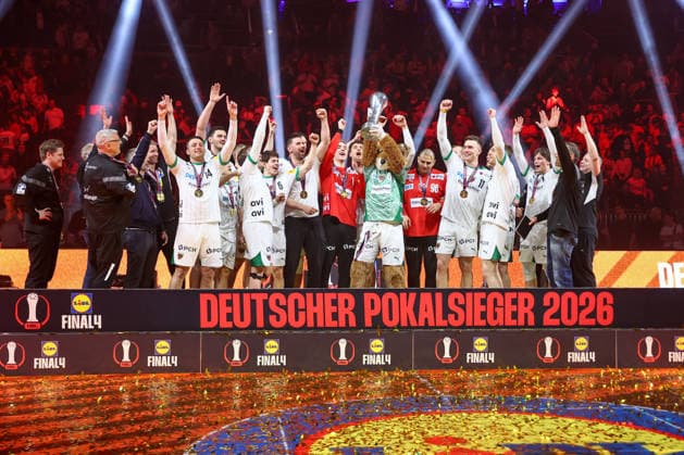 19 04 2026, xgox, Handball, DHB Cup Final, TBV Lemgo Lippe Füchse Berlin v l Award Ceremony, Winner, Cup, Trophy, Füchse Belrin, Cup Winner Cologne