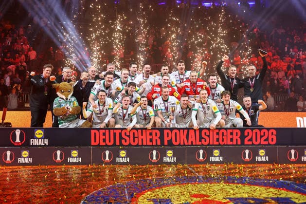 19 04 2026, xgox, Handball, DHB Cup Final, TBV Lemgo Lippe Füchse Berlin v l Award Ceremony, Winner, Cup, Trophy, Füchse Belrin, Cup Winner Cologne