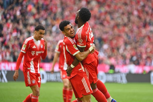 Torjubel Luis DIAZ (Bayern Muenchen), Alphonso DAVIES (Bayern Muenchen),Jubel,Freude,Begeisterung, Aktion, Fussball 1. Bundesliga Saison 2025 2026, 30.Spieltag, Spieltag30 FC Bayern Muenchen - VfB Stuttgart am 19.04.2026 , A L L I A N Z A R E N A. *** Goal celebration Luis DIAZ Bayern Muenchen , Alphonso DAVIES Bayern Muenchen ,Cheering,Joy,Enthusiasm, Action, Soccer 1 Bundesliga Season 2025 2026, 30 Matchday, Matchday30 FC Bayern Muenchen VfB Stuttgart on 19 04 2026 , A L L I A N Z A R E N A