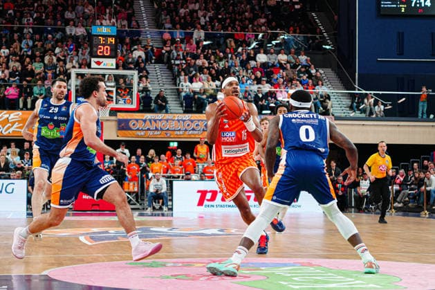 Elias Baggette Rostock Seawolves, 04 , Justin Simon Ratiopahrm Ulm, 15 , TJ Crockett Jr Rostock Seawolves, 00 GER, Rostock Seawolves vs Ratiopharm Ulm, Basketball, Bundesliga, Matchday 30, Season 2025 2026, 19 04 2026 GER, Rostock Seawolves vs Ratiopharm Ulm, Basketball, Bundesliga, Matchday 30, Season 2025 2026, 19 04 2026 Rostock Copyright: xEibner-Pressefoto MarcelxvonxFehrnx EP_MFN