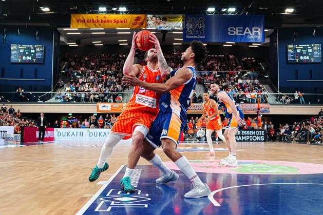 Christopher Ledlum Ratiopahrm Ulm, 04 , DÂ Shawn Schwartz Rostock Seawolves, 05 GER, Rostock Seawolves vs Ratiopharm Ulm, Basketball, Bundesliga, Matchday 30, Season 2025 2026, 19 04 2026 GER, Rostock Seawolves vs Ratiopharm Ulm, Basketball, Bundesliga, Matchday 30, Season 2025 2026, 19 04 2026 Rostock Copyright: xEibner-Pressefoto MarcelxvonxFehrnx EP_MFN