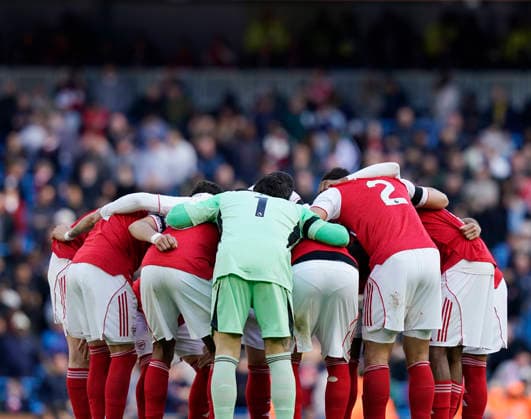 Manchester, England, 19th April 2026. Arsenal huddle at the start of the second half during the Manchester City vs Arsenal Premier League match at the Etihad Stadium, Manchester. Picture credit should read: Andrew Yates Sportimage EDITORIAL USE ONLY. No use with unauthorised audio, video, data, fixture lists, club league logos or live services. Online in-match use limited to 120 images, no video emulation. No use in betting, games or single club league player publications. SPI_075_AY_Man_City_Arsenal SPI-4704-0074