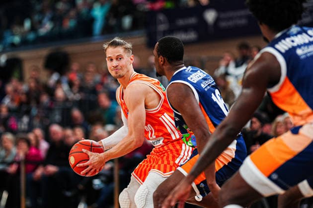 Thomas Klepeisz Ratiopahrm Ulm, 22 , Phillip Greene Rostock Seawolves, 16 GER, Rostock Seawolves vs Ratiopharm Ulm, Basketball, Bundesliga, Matchday 30, Season 2025 2026, 19 04 2026 GER, Rostock Seawolves vs Ratiopharm Ulm, Basketball, Bundesliga, Matchday 30, Season 2025 2026, 19 04 2026 Rostock Copyright: xEibner-Pressefoto MarcelxvonxFehrnx EP_MFN