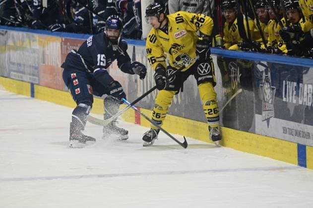 19.04.2026 xkhx Kassel, Probonio Arena Eishockey DEL 2 Playoff Saison 2025 2026 Zweites Finalspiel Kassel Huskies - Krefeld Pinguine Luca Münzenberger (15, Kassel Huskies) gegen Daniel Bruch (Krefeld) *** 19 04 2026 xkhx Kassel, Probonio Arena Ice Hockey DEL 2 Playoff Season 2025 2026 Second Final Kassel Huskies Krefeld Pinguine Luca Münzenberger 15, Kassel Huskies vs Daniel Bruch Krefeld